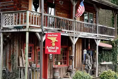artist in wood shop in gatlinburg