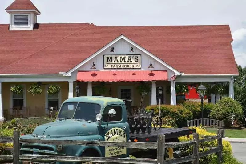 outside of mama's farmhouse in pigeon forge