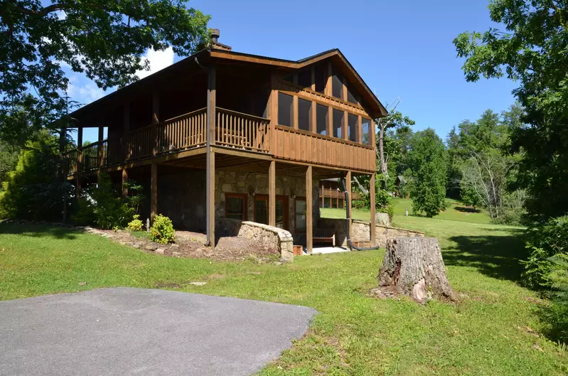 Smokey Trails is located in the Heart of Wears Valley and only 10 minutes to Townsend