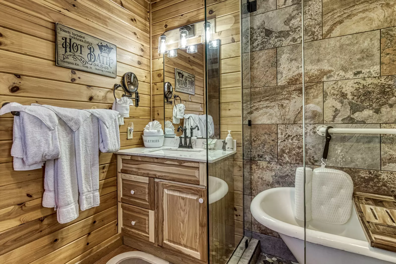 4 Paws Lodge master bathroom