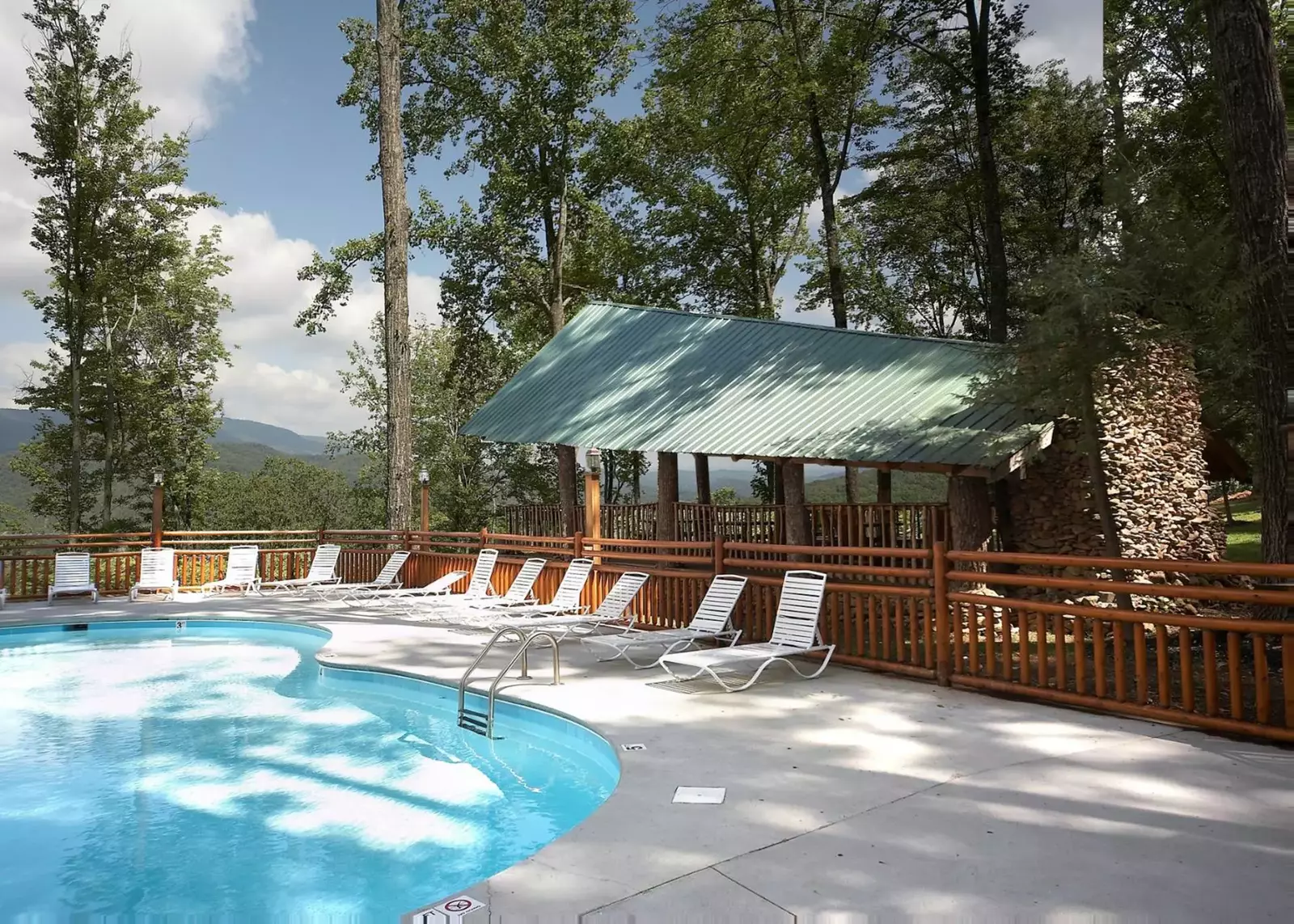  Enjoy the community pool with WIFI and amazing mountain views