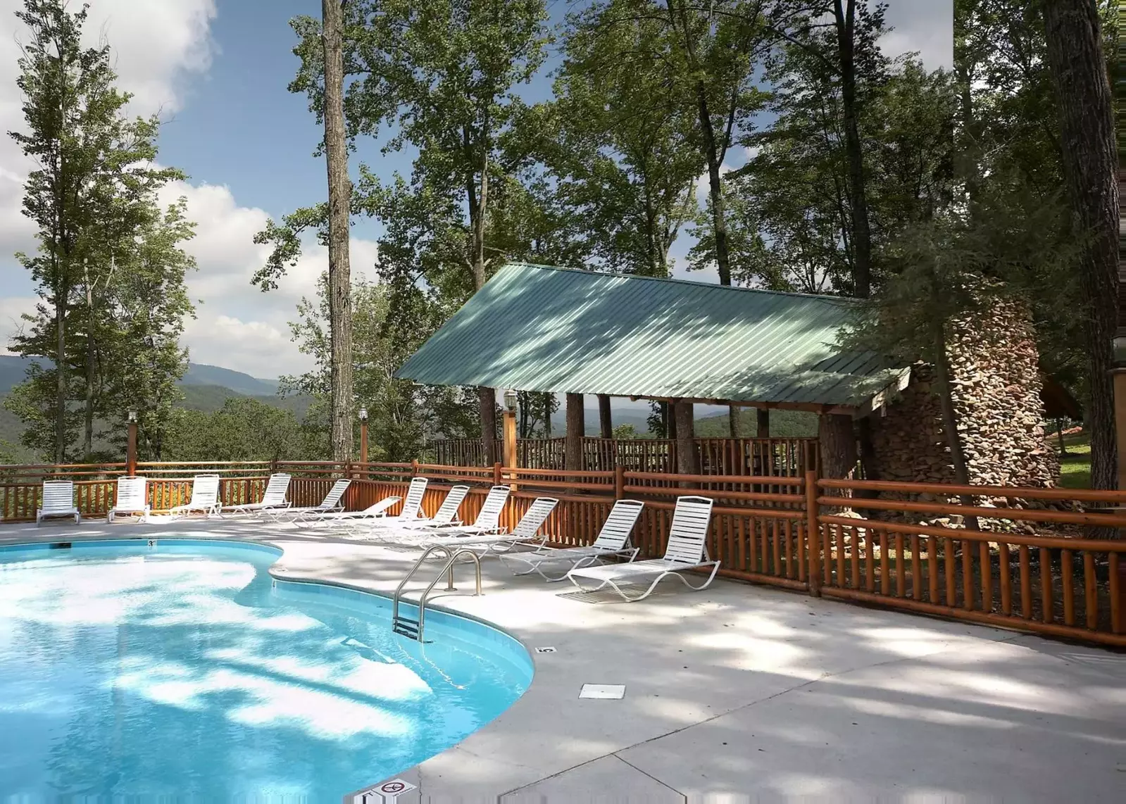  Enjoy the community pool with WIFI and amazing mountain views