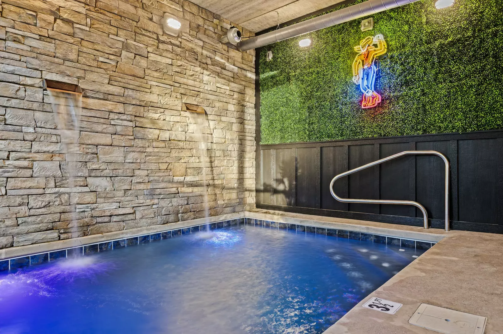 Property image, Interior, of Rhinestone Cowboy