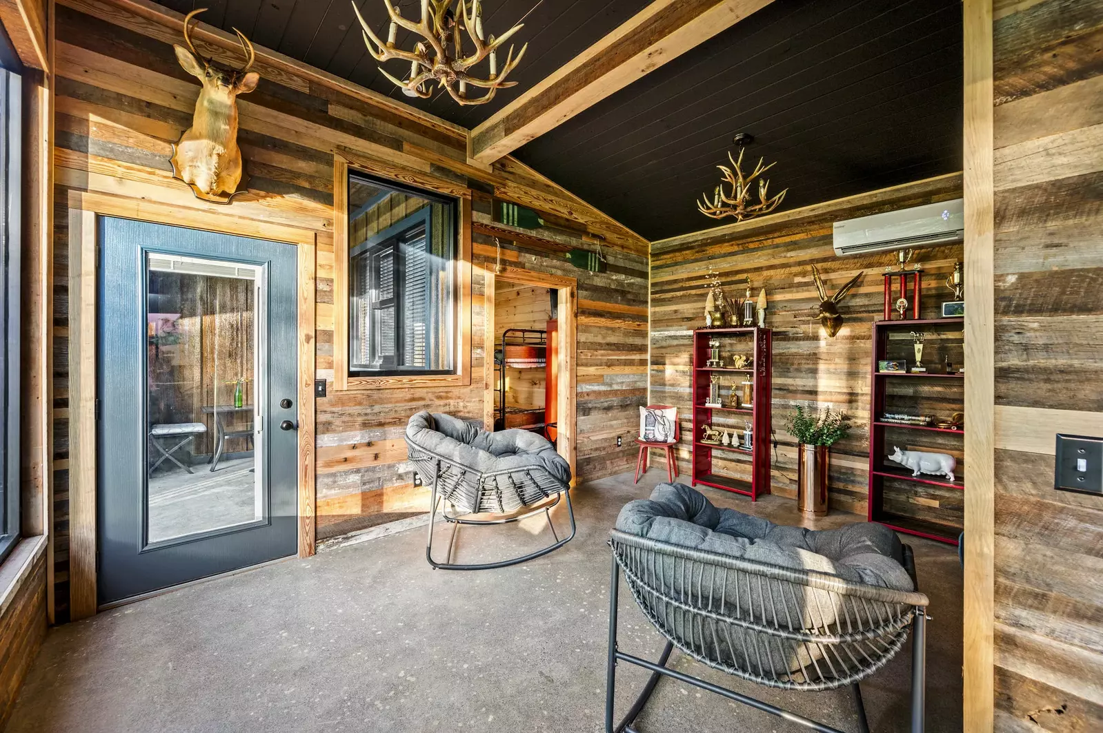 Property image, Interior, of Rhinestone Cowboy