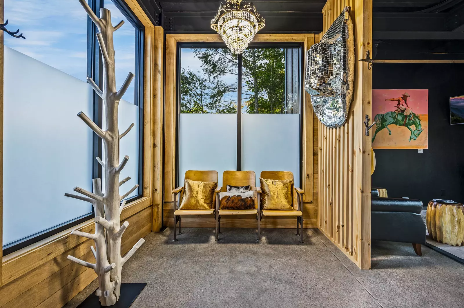 Property image, Interior, of Rhinestone Cowboy