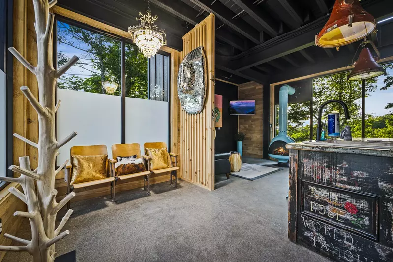 Property image, Interior, of Rhinestone Cowboy