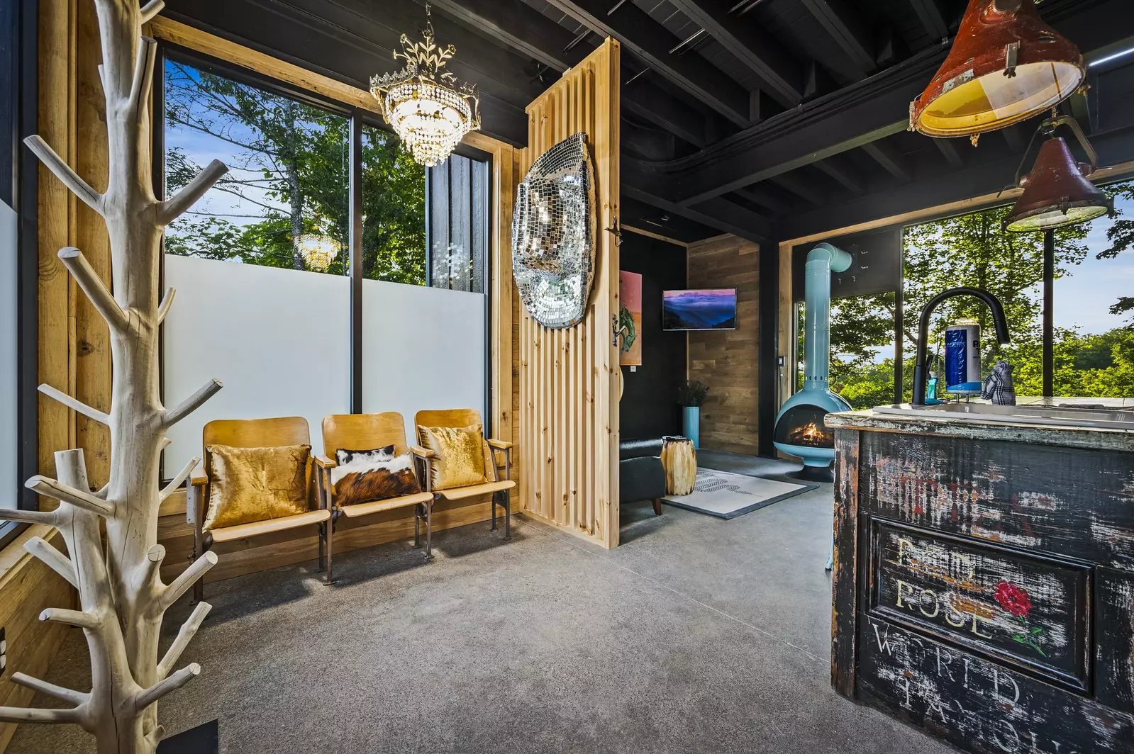 Property image, Interior, of Rhinestone Cowboy