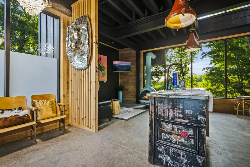Property image, Interior, of Rhinestone Cowboy