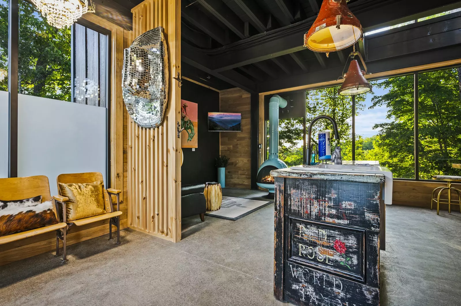 Property image, Interior, of Rhinestone Cowboy