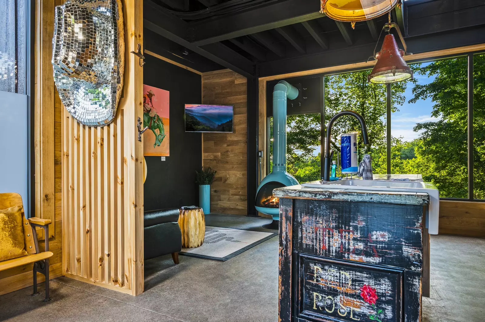 Property image, Interior, of Rhinestone Cowboy