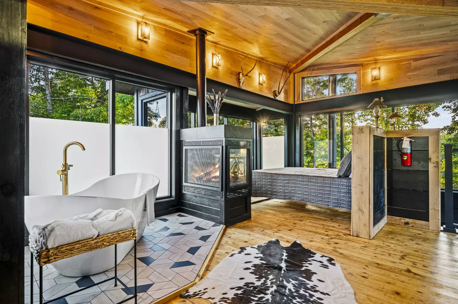 Property image, Interior, of Rhinestone Cowboy
