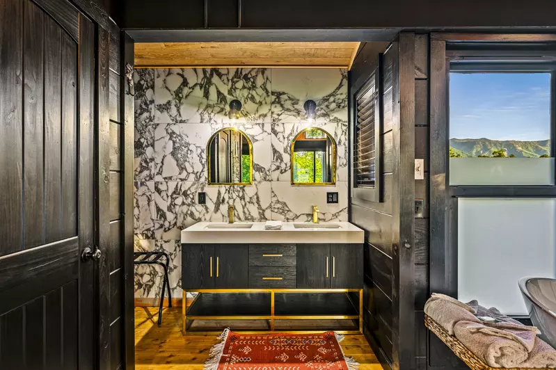 Property image, Interior, of Rhinestone Cowboy