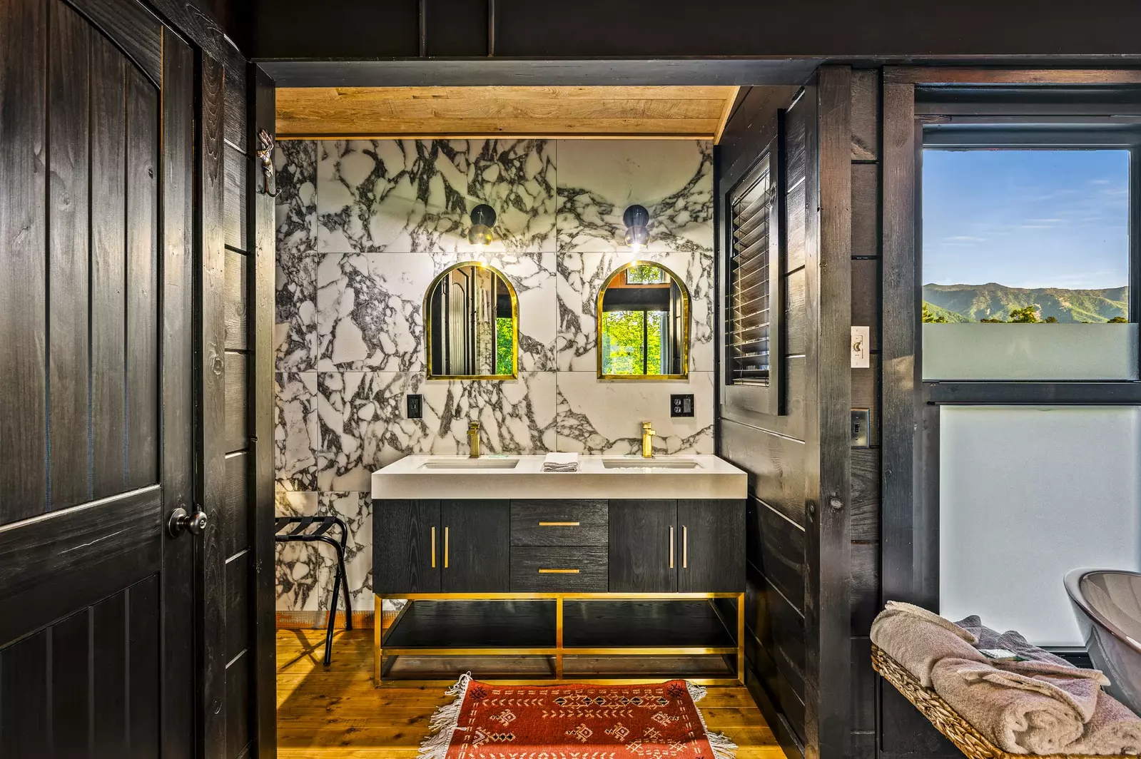 Property image, Interior, of Rhinestone Cowboy