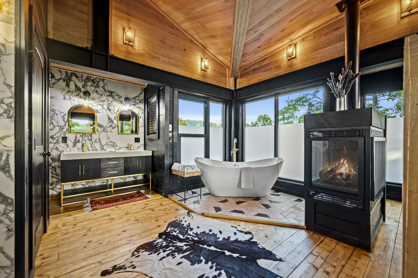 Property image, Interior, of Rhinestone Cowboy
