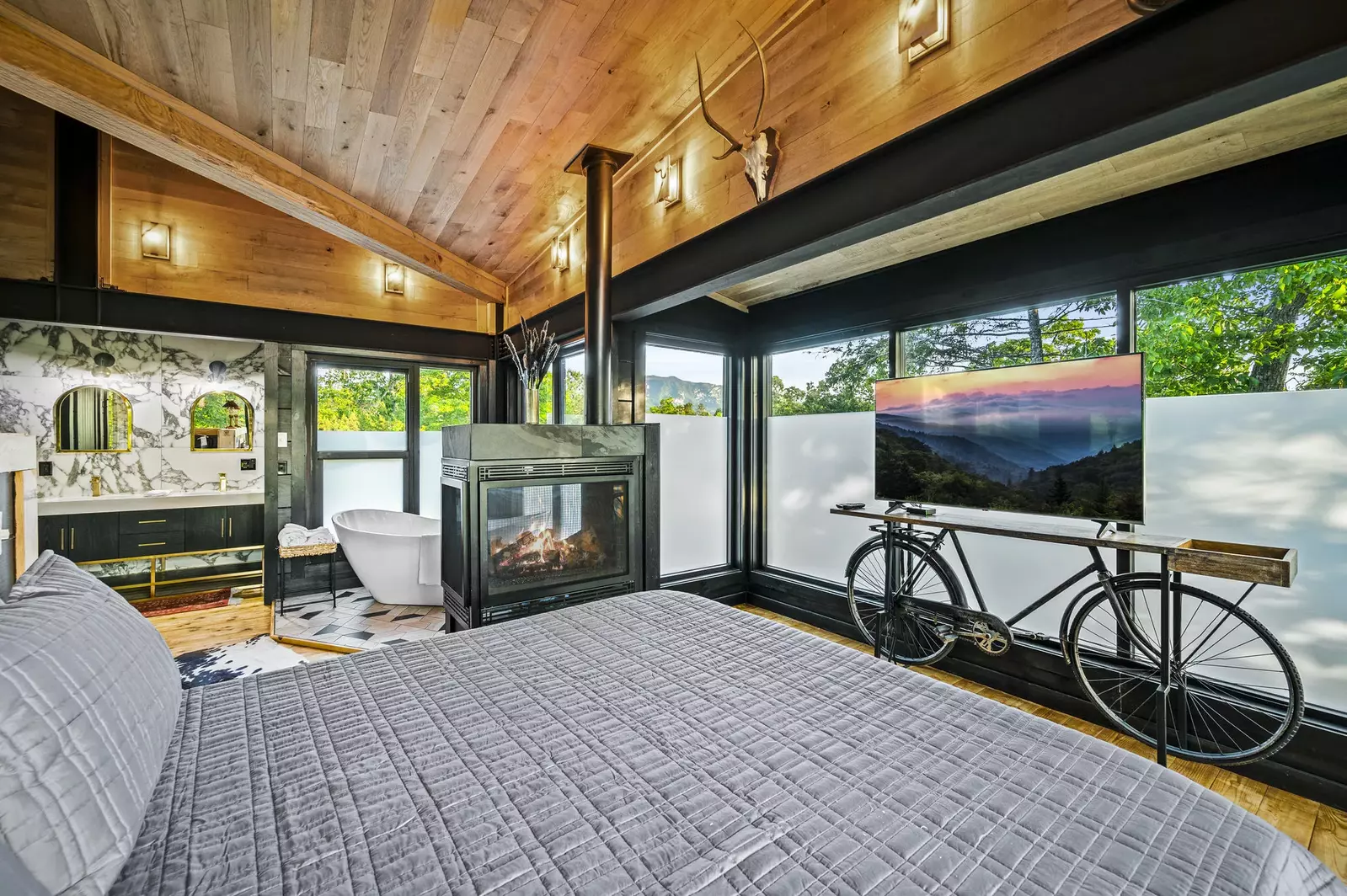 Property image, Interior, of Rhinestone Cowboy