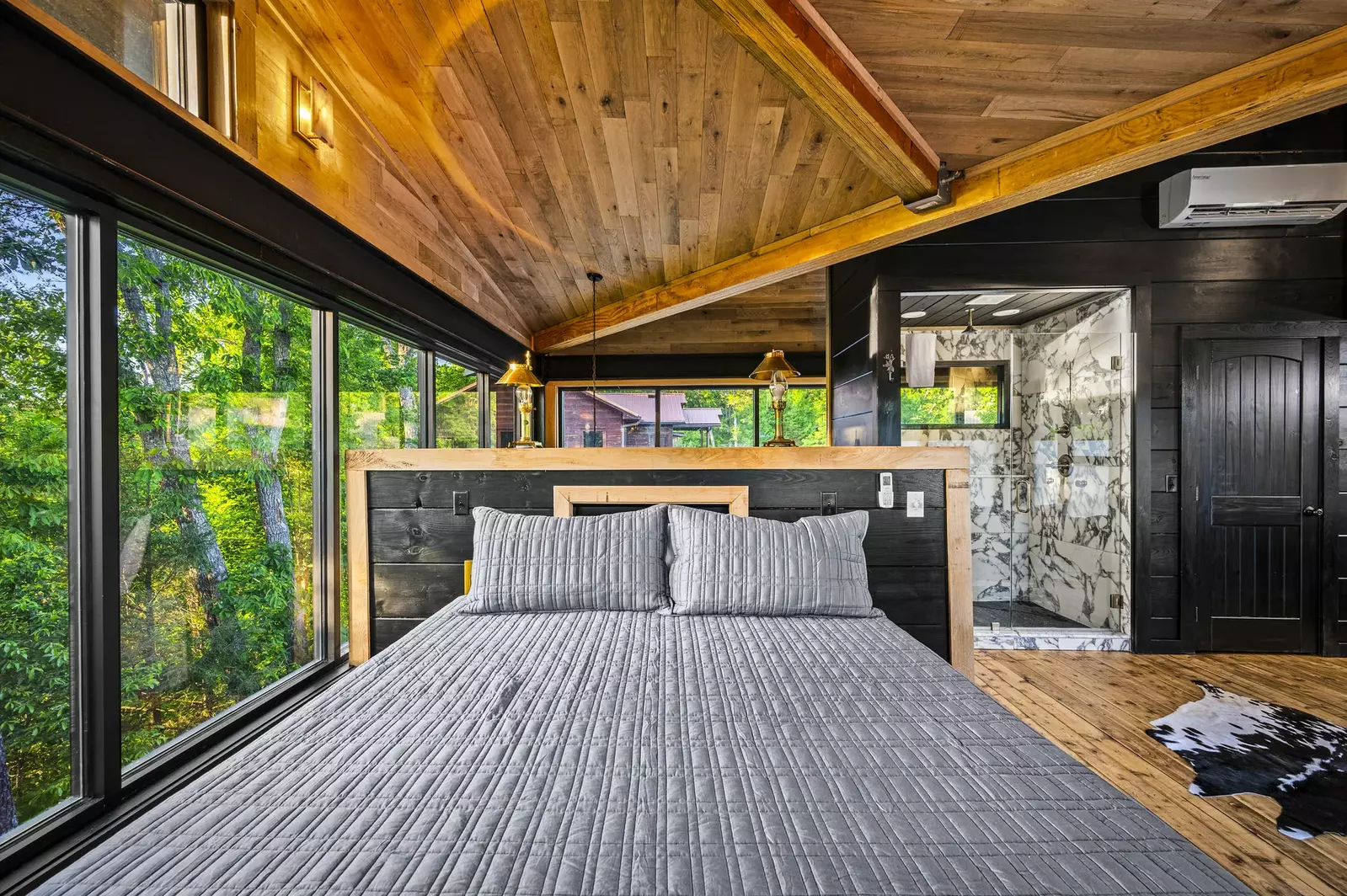 Property image, Interior, of Rhinestone Cowboy