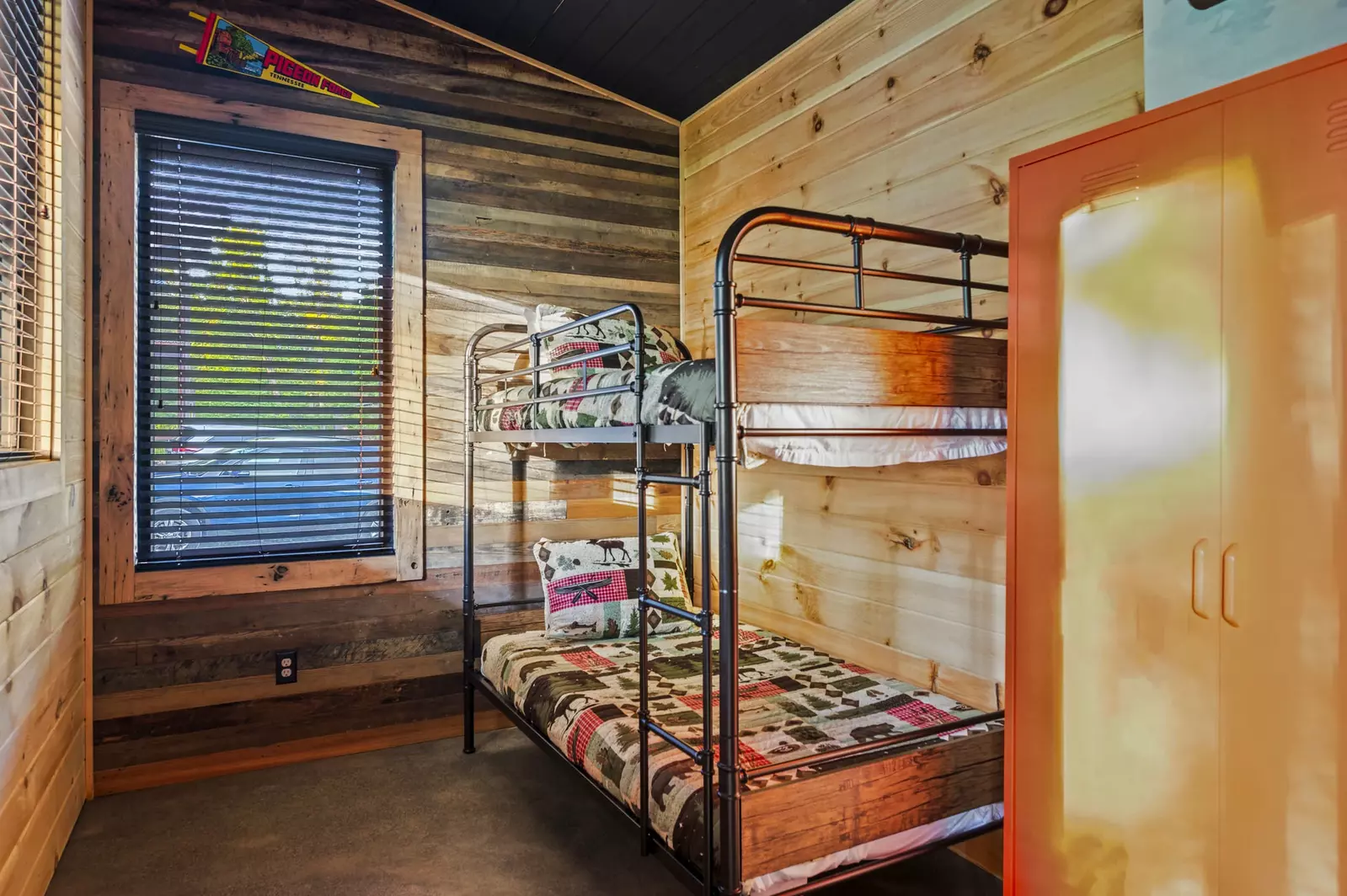 Property image, Interior, of Rhinestone Cowboy