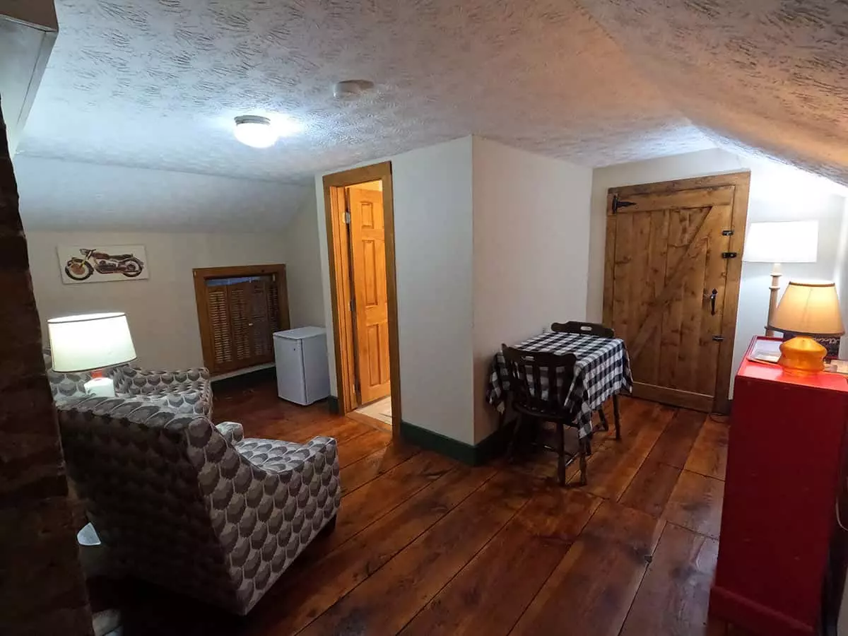 The Corkscrew Suite @ The Sidecar Inn Bed & Breakfast