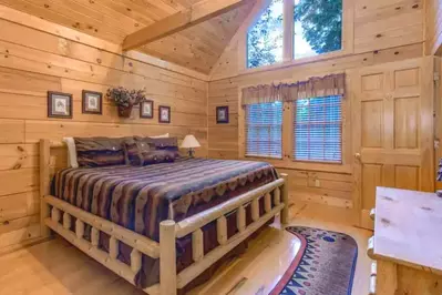 Lazy Bear Lodge — Cute+Cozy+Nestled in the Hills with Hot Tub and WiFi