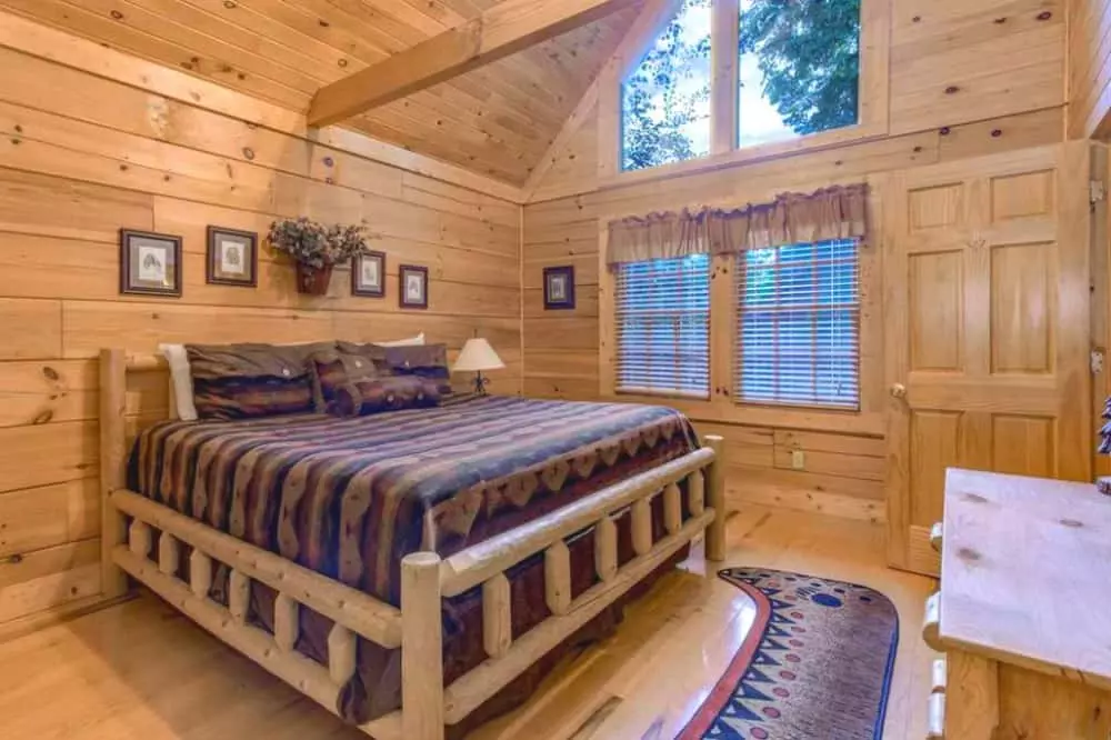 Lazy Bear Lodge — Cute+Cozy+Nestled in the Hills with Hot Tub and WiFi