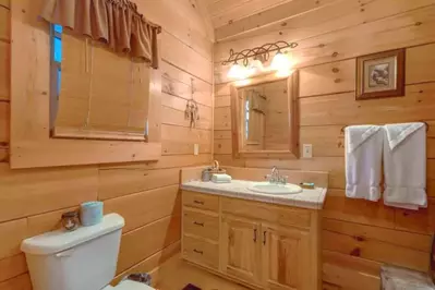 Lazy Bear Lodge — Cute+Cozy+Nestled in the Hills with Hot Tub and WiFi