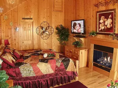 Enjoy the sparkling hot tub and a beautiful evening mountain sunset view!