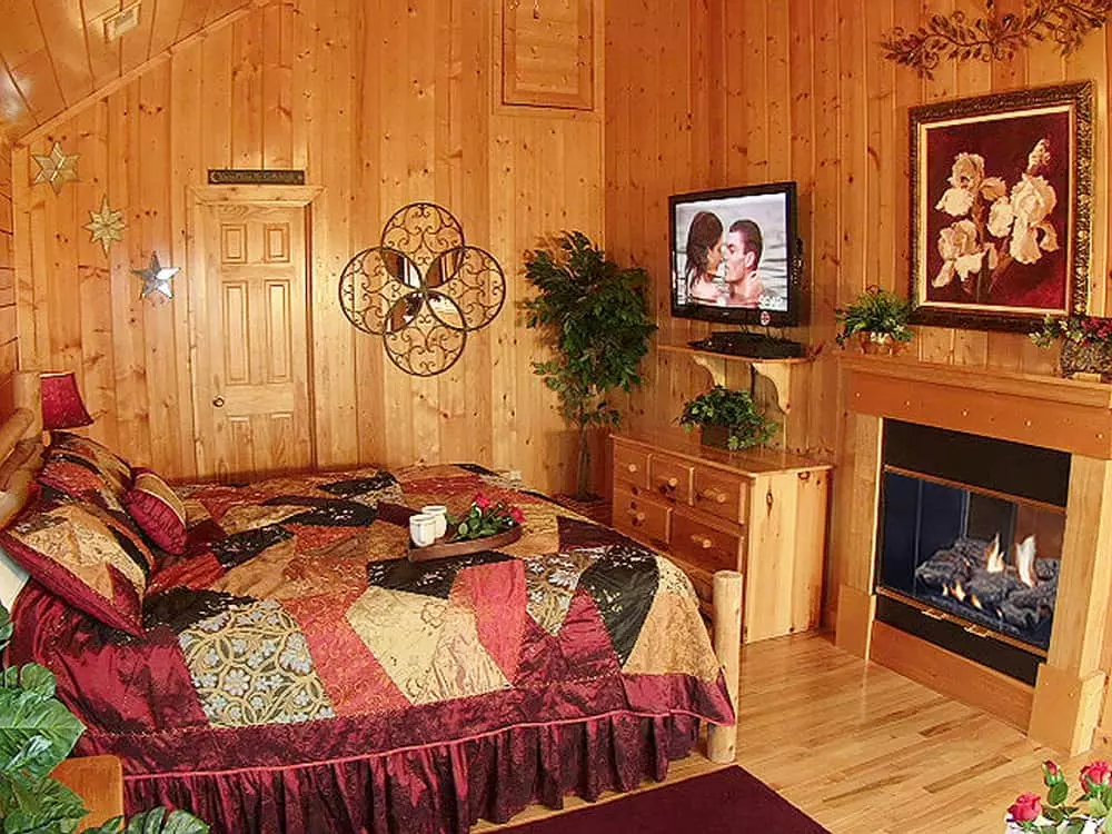Enjoy the sparkling hot tub and a beautiful evening mountain sunset view!