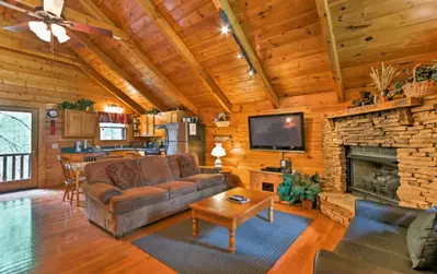 Cozy Bear Lodge — Romantic+Nestled in the Woods with Hot Tub and WiFi