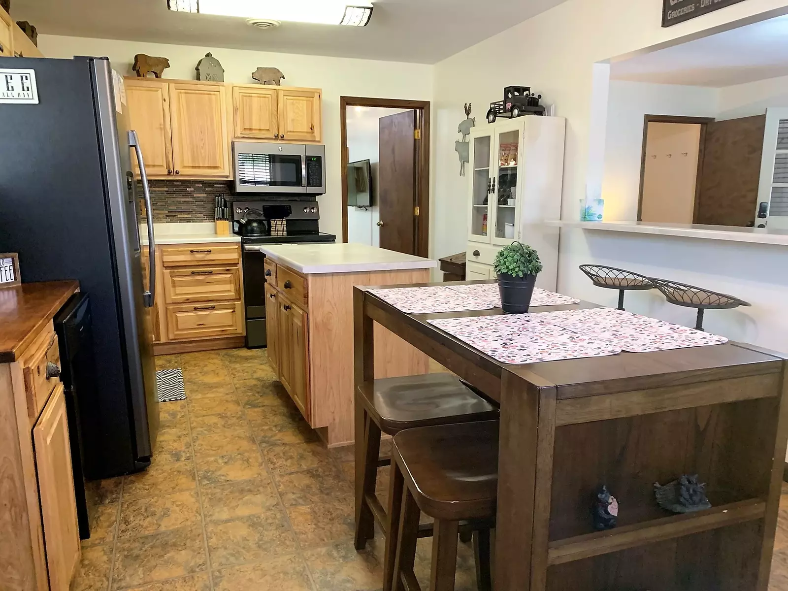Heart of Pigeon Forge * Hot Tub * Mountain Views * LARGE Fenced yard & Pet Friendly!