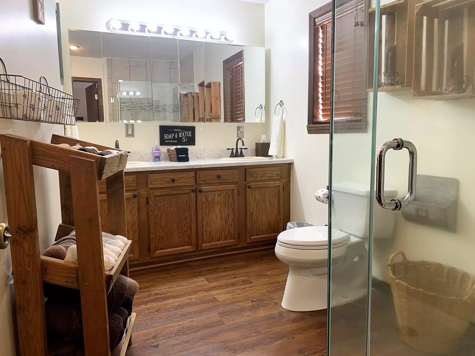 Heart of Pigeon Forge * Hot Tub * Mountain Views * LARGE Fenced yard & Pet Friendly!