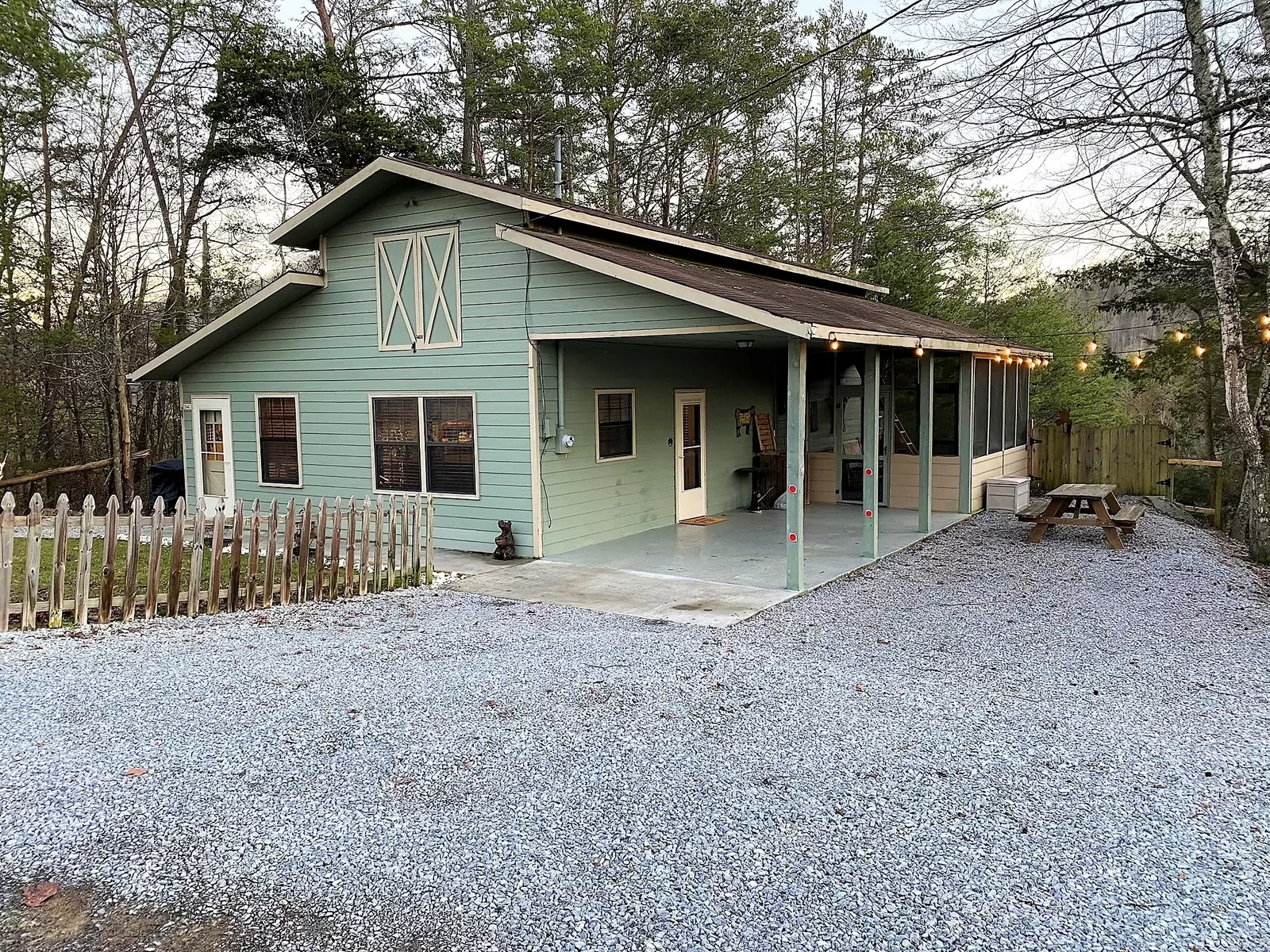 Heart of Pigeon Forge * Hot Tub * Mountain Views * LARGE Fenced yard & Pet Friendly!