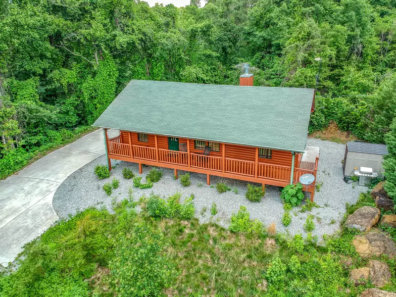 Easy Livin' - 2 Bedroom Log Cabin with Hot Tub and Fire Pit