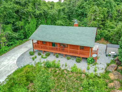 Easy Livin' - 2 Bedroom Log Cabin with Hot Tub and Fire Pit