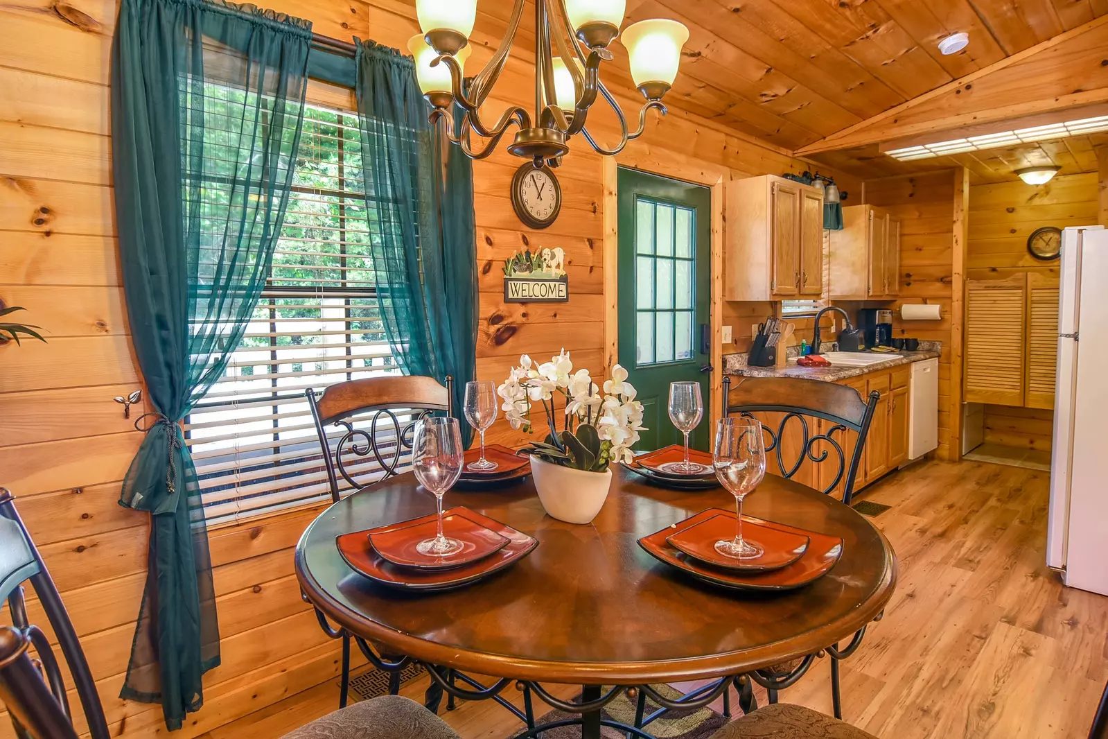 Easy Livin' Log Cabin Dining Area