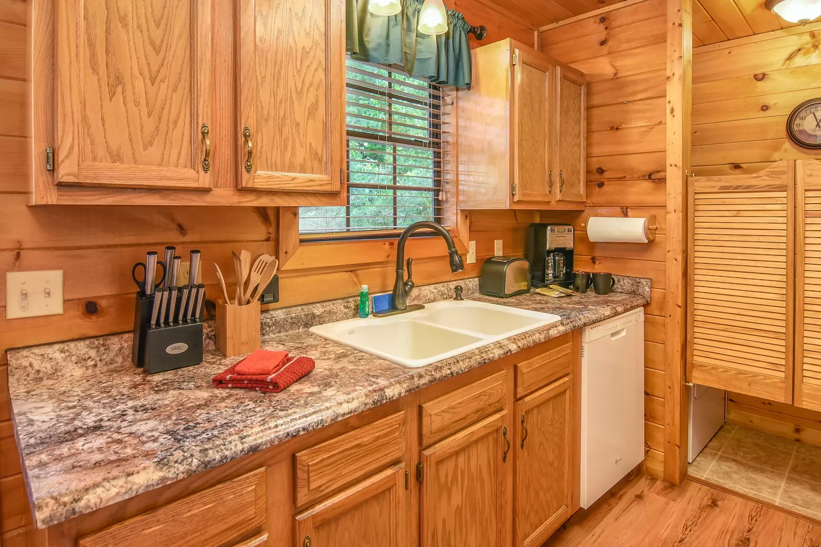 Easy Livin' Log Cabin - Kitchen