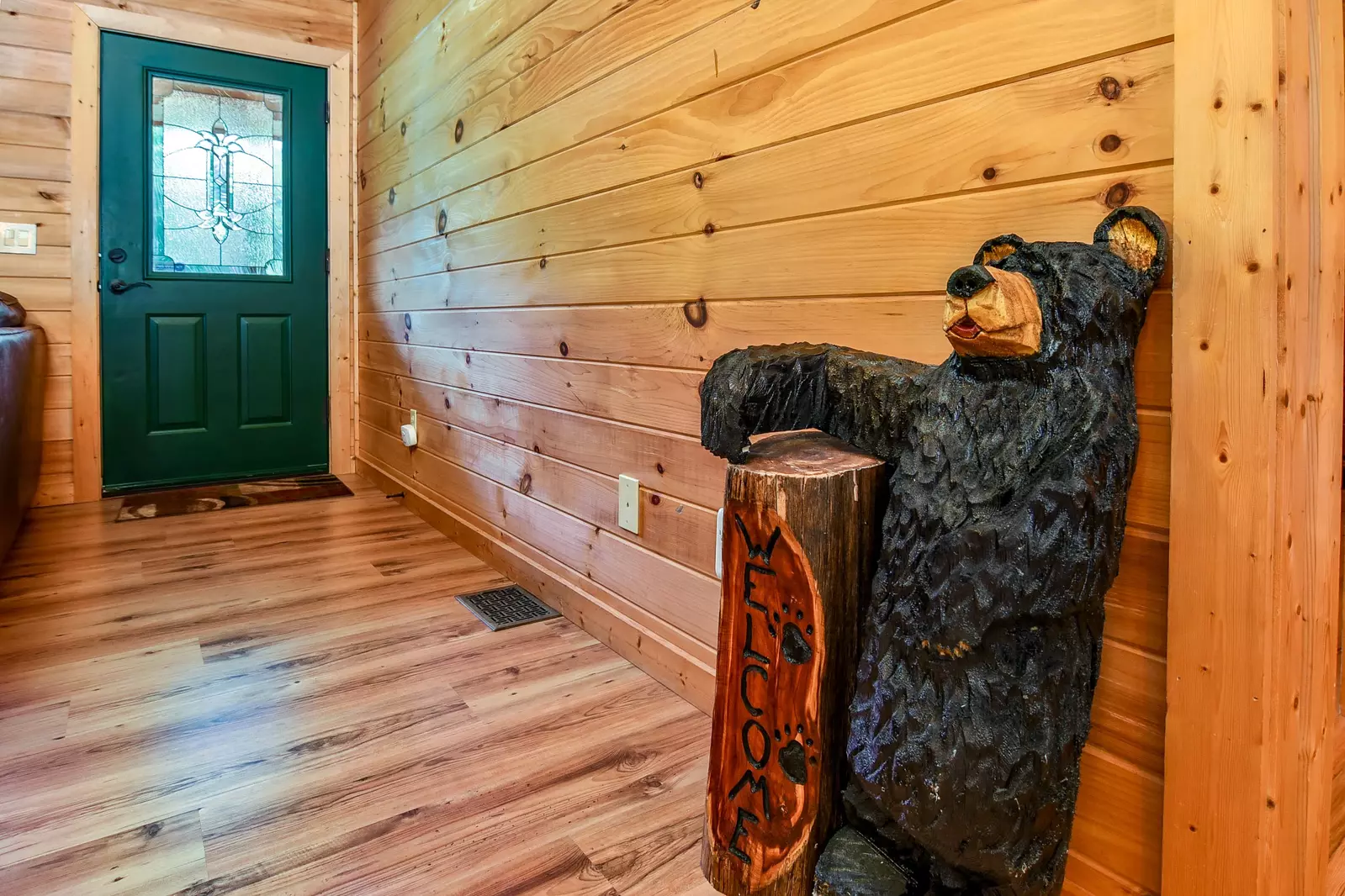 Easy Livin' - 2 Bedroom Log Cabin with Hot Tub and Fire Pit