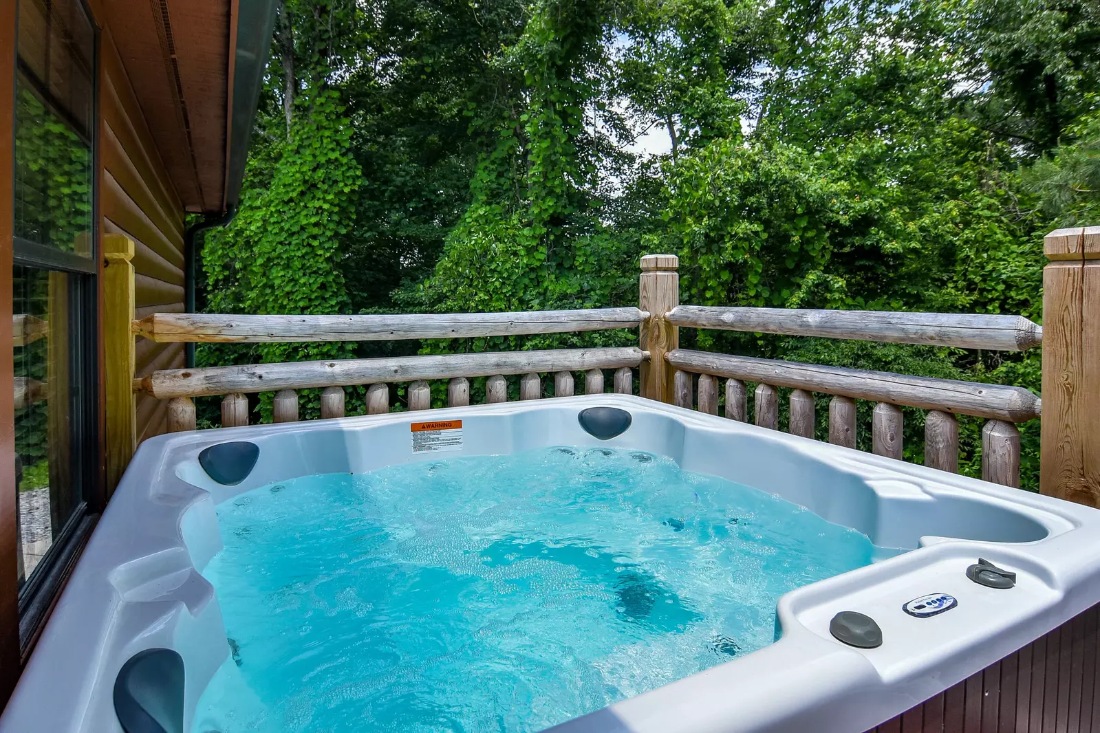 Easy Livin' - 2 Bedroom Log Cabin with Hot Tub and Fire Pit
