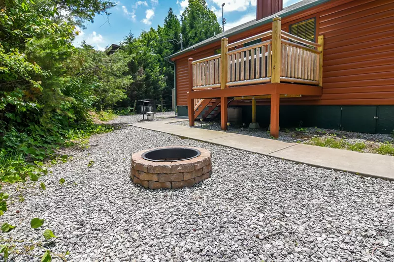 Easy Livin' - 2 Bedroom Log Cabin with Hot Tub and Fire Pit