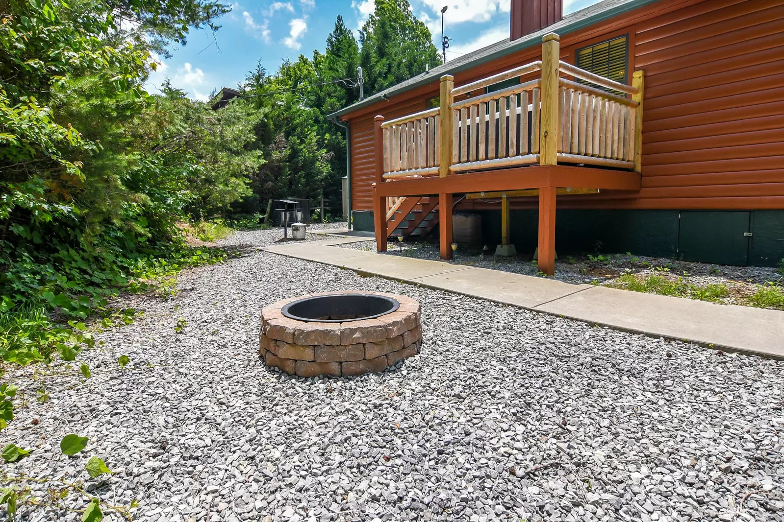Easy Livin' - 2 Bedroom Log Cabin with Hot Tub and Fire Pit