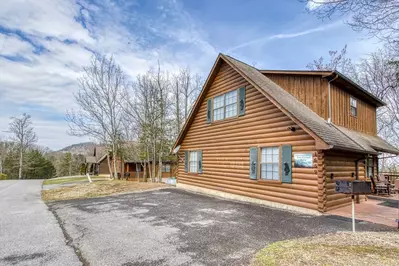 2Bds2Ba sleep 6 cozy cabin w hot tub & pool access