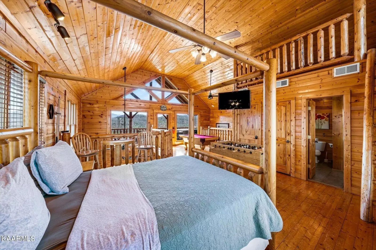2nd floor queen bed