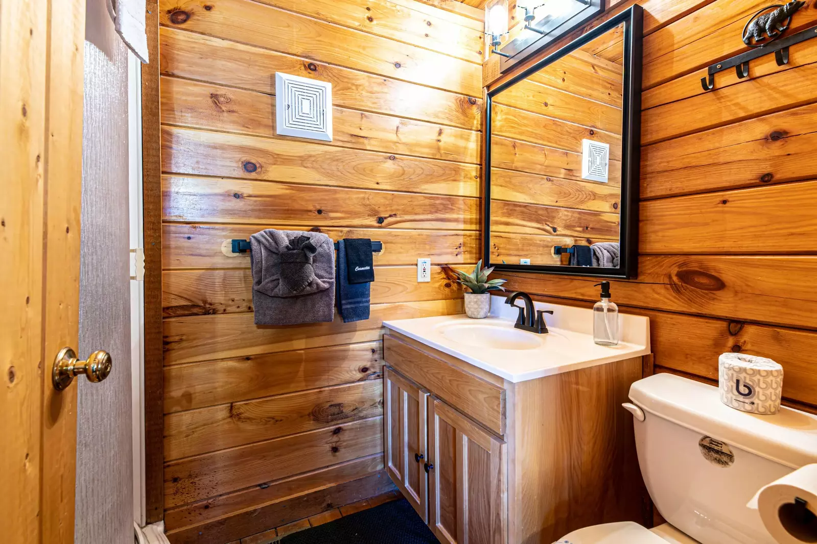 Queen bedroom en suite bathroom