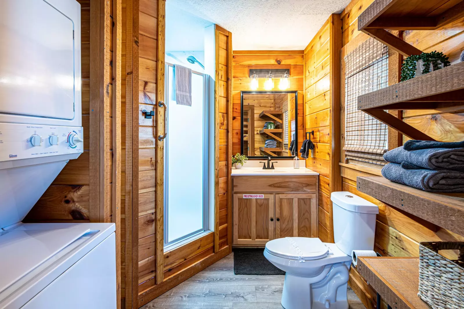 Lower level king bedroom en suite bathroom