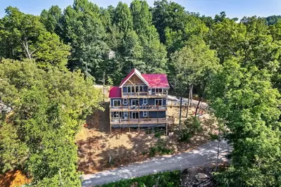 Tranquil Mountain Getaway By Ghosal Luxury Lodging