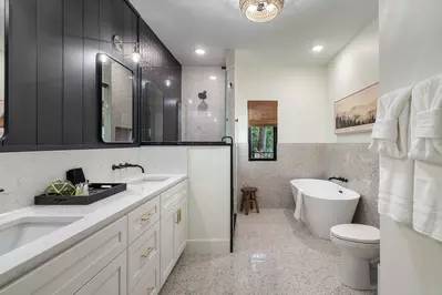 Master on Main enSuite Bath