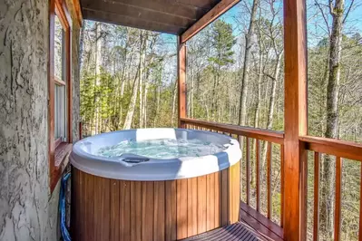 Secluded Large Cabin w/ Hot Tub, Near Gatlinburg/Pigeon Forge
