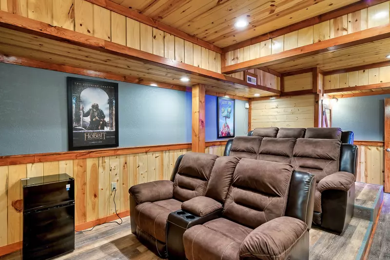 Recreation room with pool table