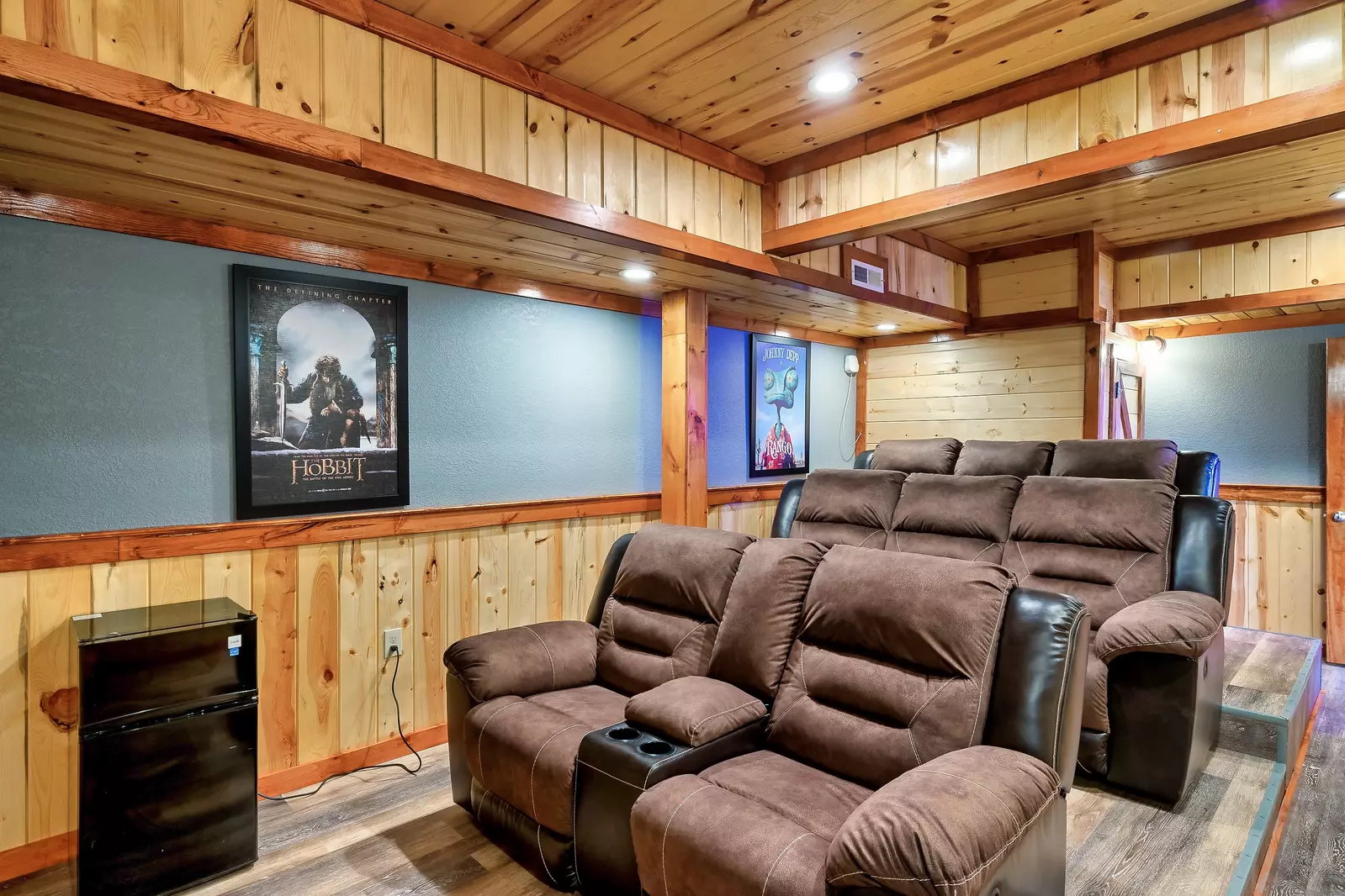 Recreation room with pool table