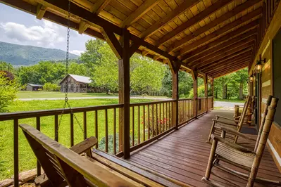 4 Paws Lodge covered front deck