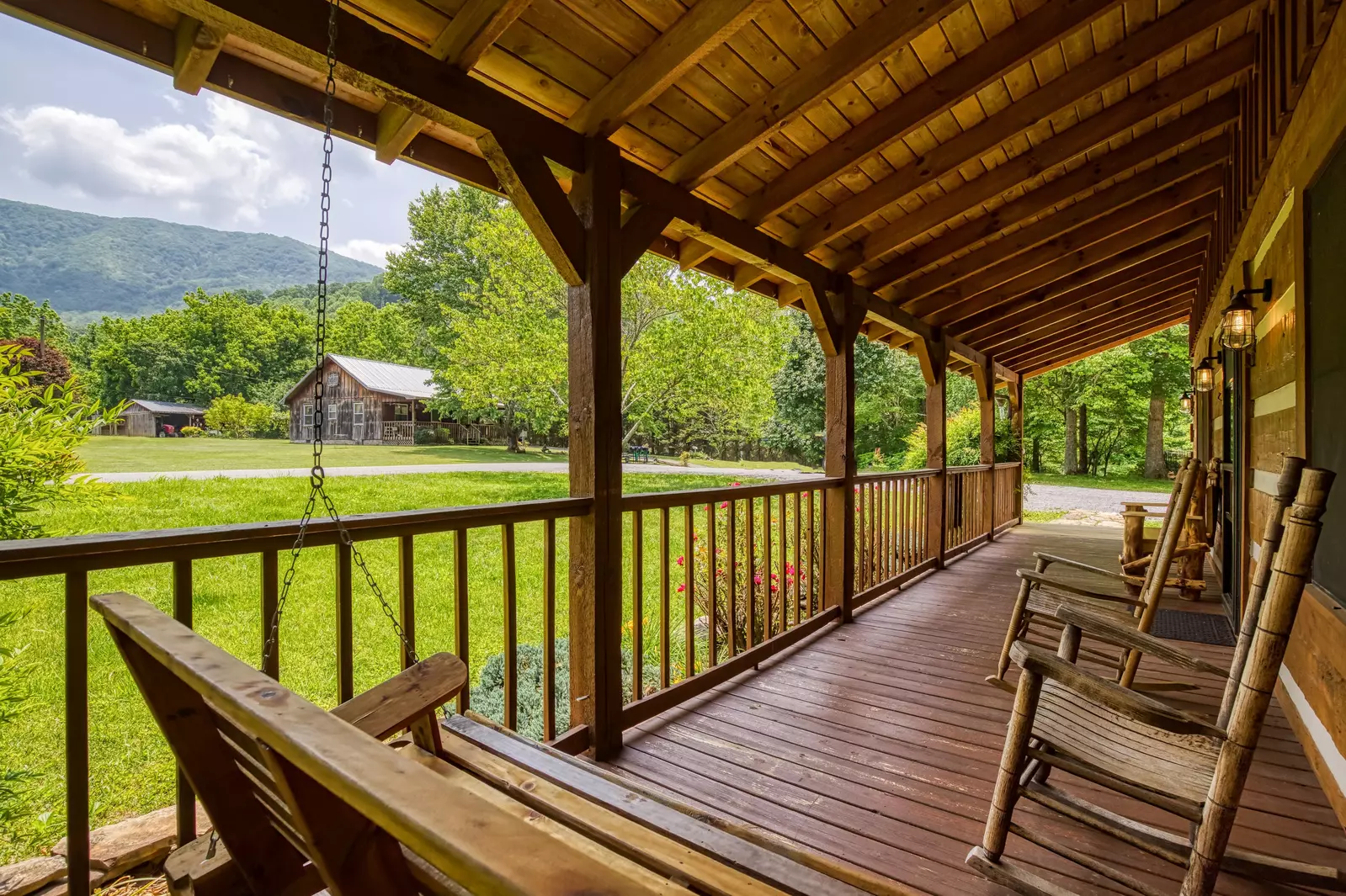 4 Paws Lodge covered front deck